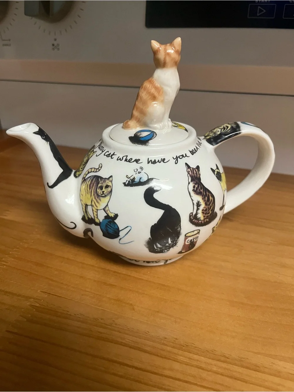 Kit-Tea Cat Porcelain Teapot designed in England by Paul Cardew